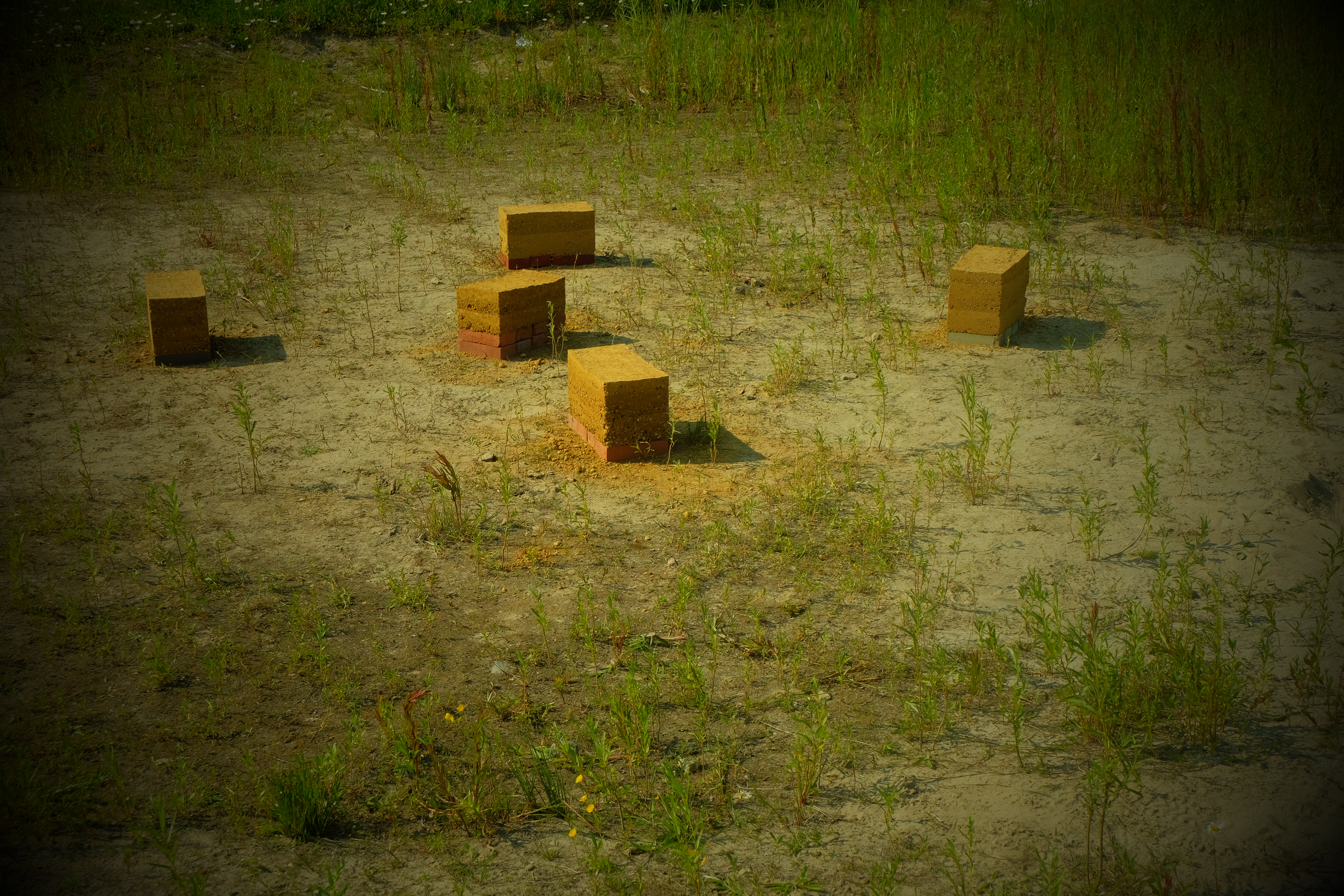 Blokken 'geramde' aarde in de wadi